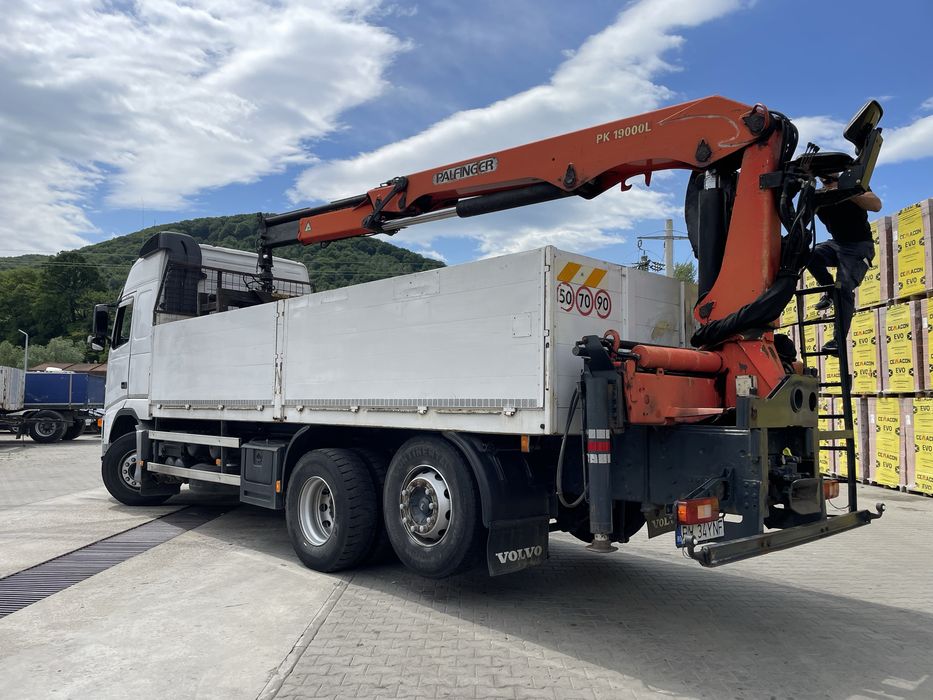 Camion cu macara Volvo