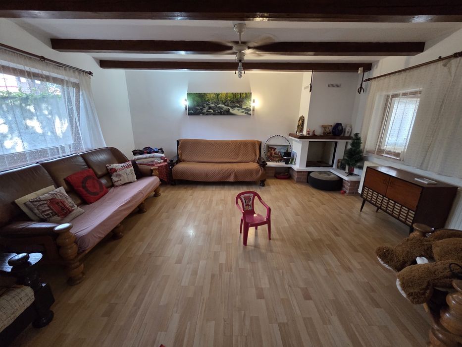 Casă cu grădină în față și spate, living, bucătărie open space, 2 camere și o baie