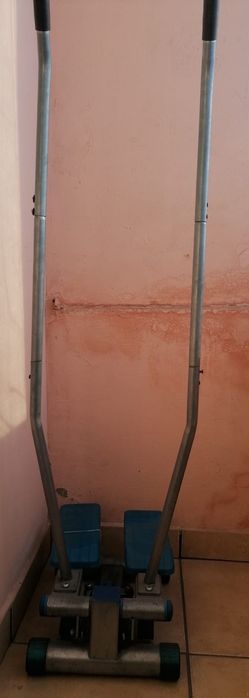 Stepper fitness cu manere