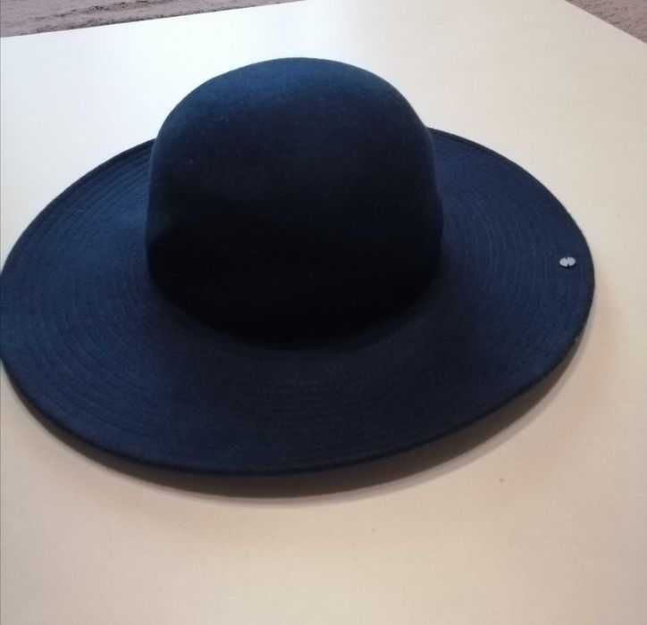 Шапка с периферия - Parfois. Size 57. Цена 25лв. Нова!