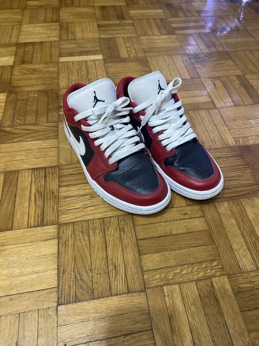 Jordan 1 low roșu/negru/alb