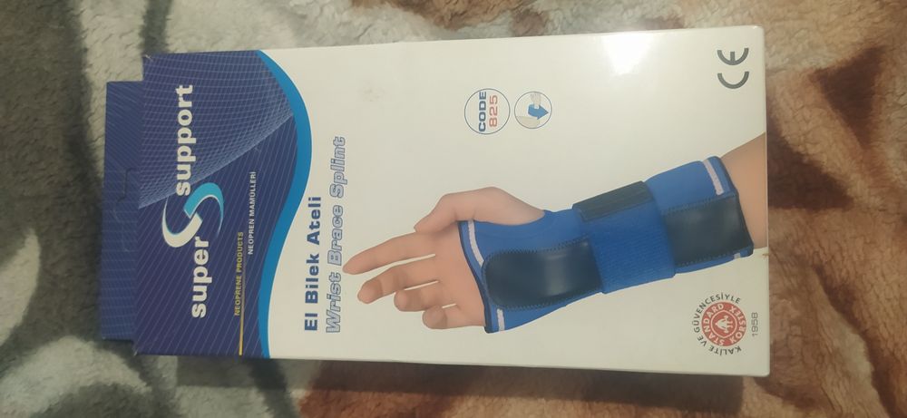 Шина-бандаж на запястье.