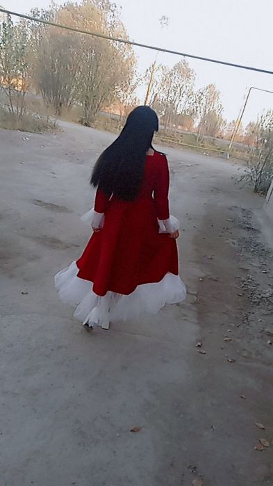 Koʻylak vecherniy rangi bardoviy qizil