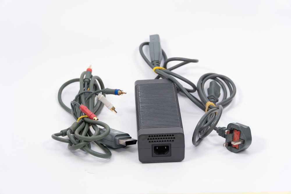 Xbox 360 fat, бял много добро състояние. Игри God of War и GTA 5