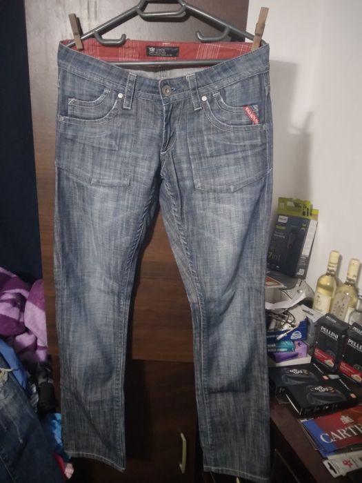 Blugi mărimea 28 ieftin la 60 de lei