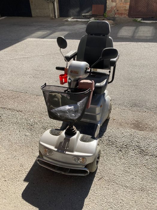 Електрическа инвалидна количка с кош