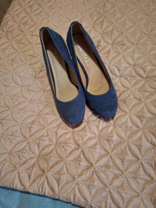 Велурени официални обувки с широк ток