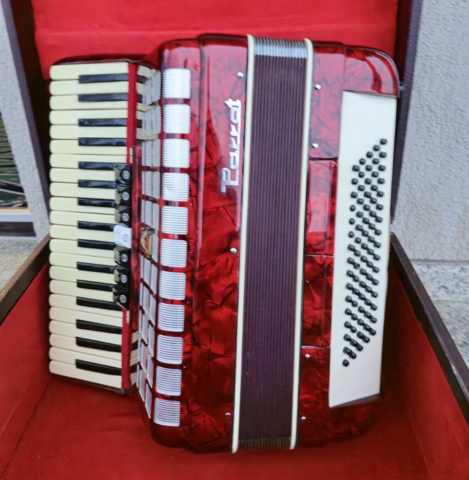Vând acordeon Parrot cu 80  basi