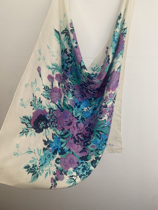 Esarfa matase in stare buna margini rulatr manual