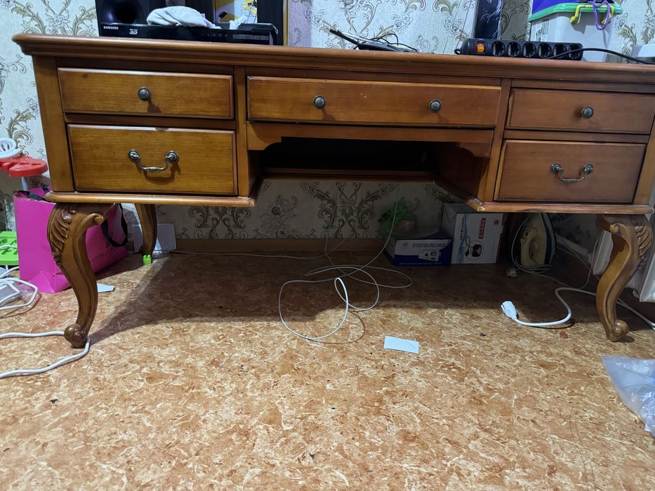 Кабинетный стол