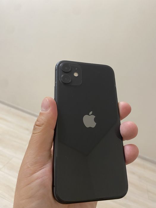 iPhone 11 на 128 GB в классическом чёрном цвете.