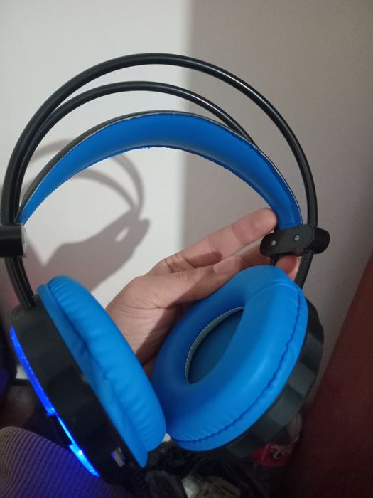 RGB usb naushnik sotiladi