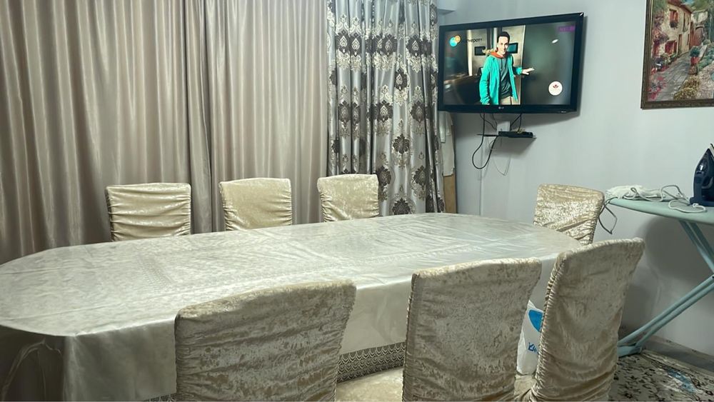 Стол стуля плюс скатерть