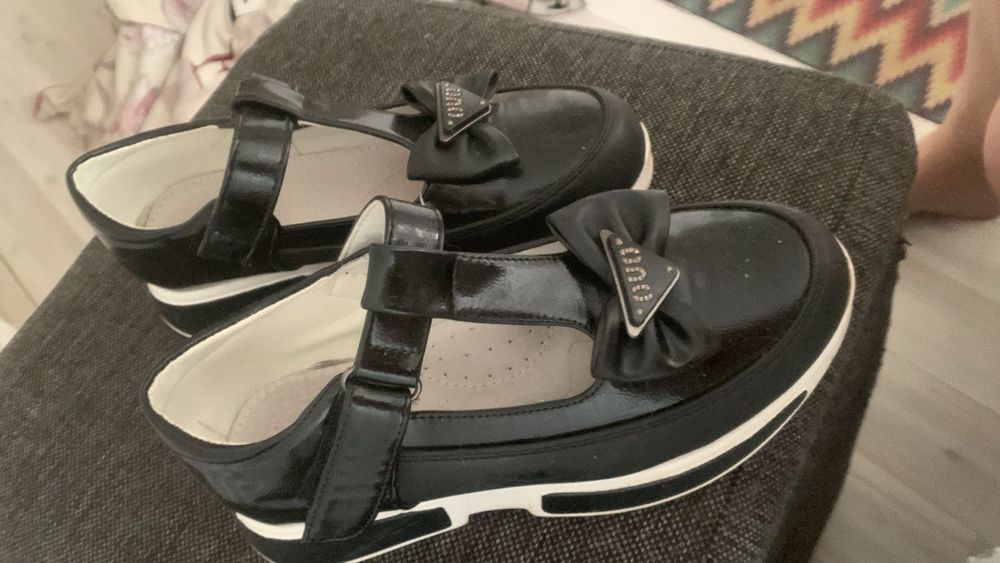 Продам обувь для девочки 32-33-34 размер