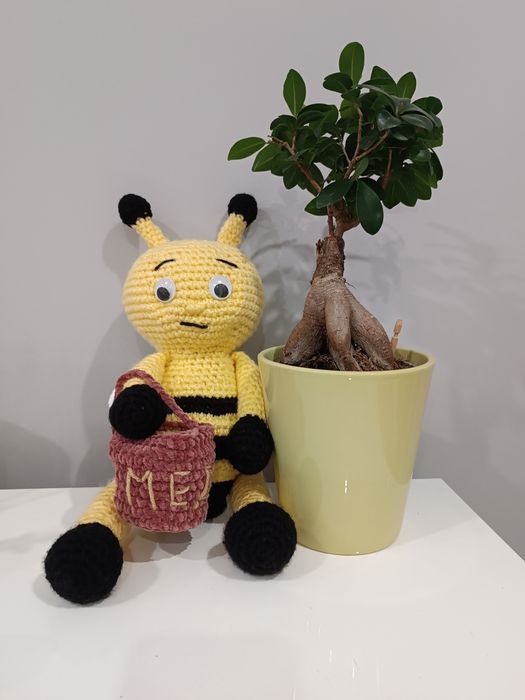 Ръчно плетена пчеличка