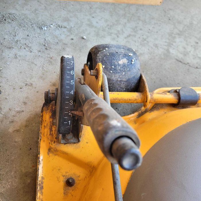 Vand tractoras de tuns iarba / gazonul marca Stiga Villa Master