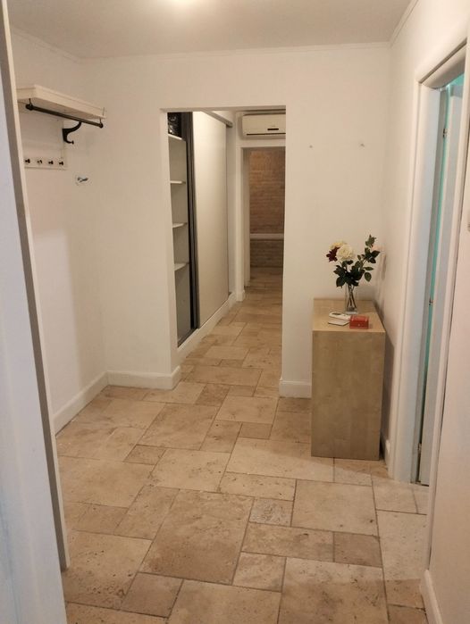 Vând apartament 3 camere decomandat strada cap. Ivan Anghelache etaj 1