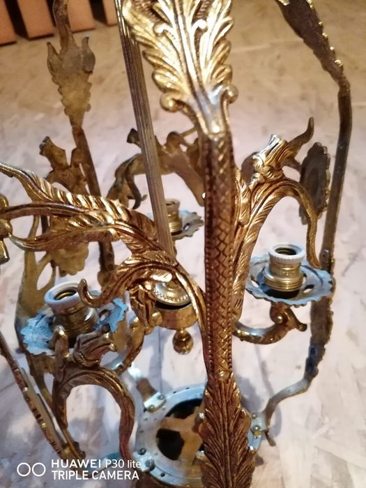 Lustra de epoca, alama