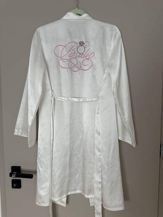 Halat alb mireasa brodat cu Bride pe spate