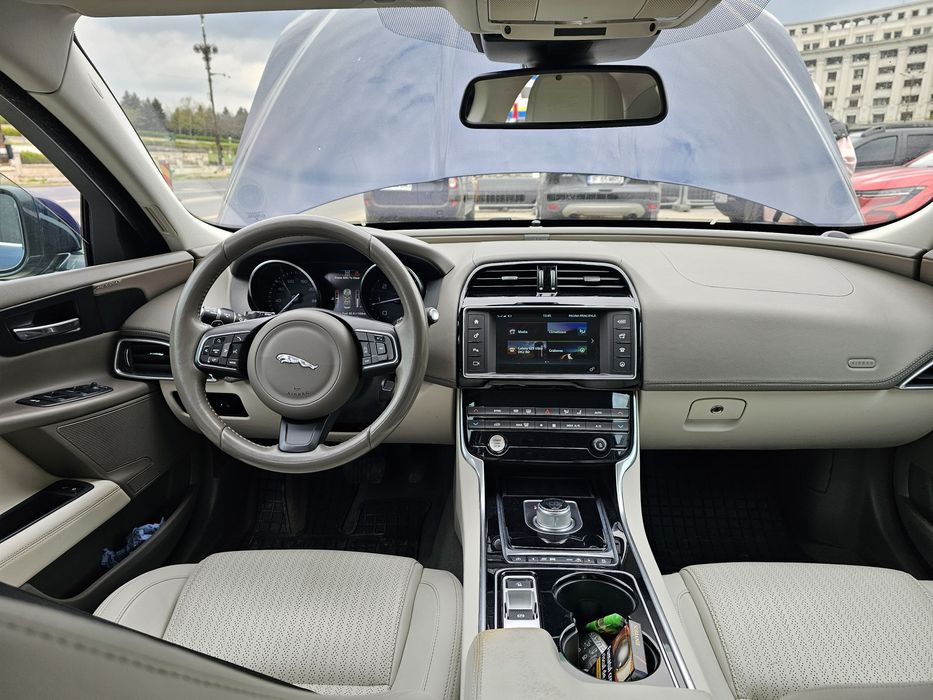 Vand Jaguar XE an2016