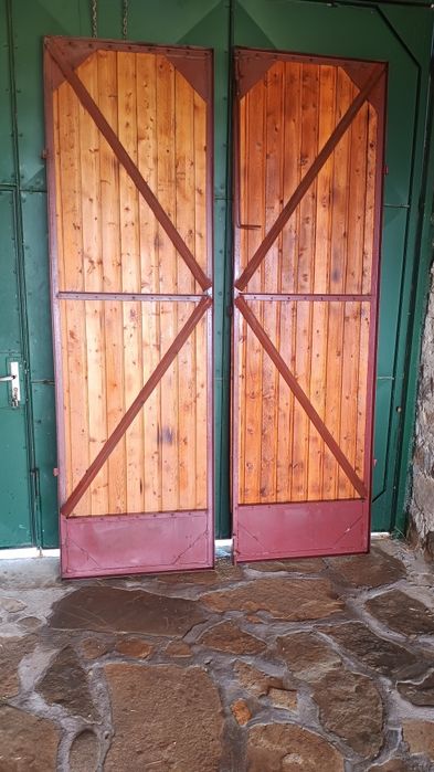 Продавам двукрила плътна врата от винкел, ламарина и чамова ламперия