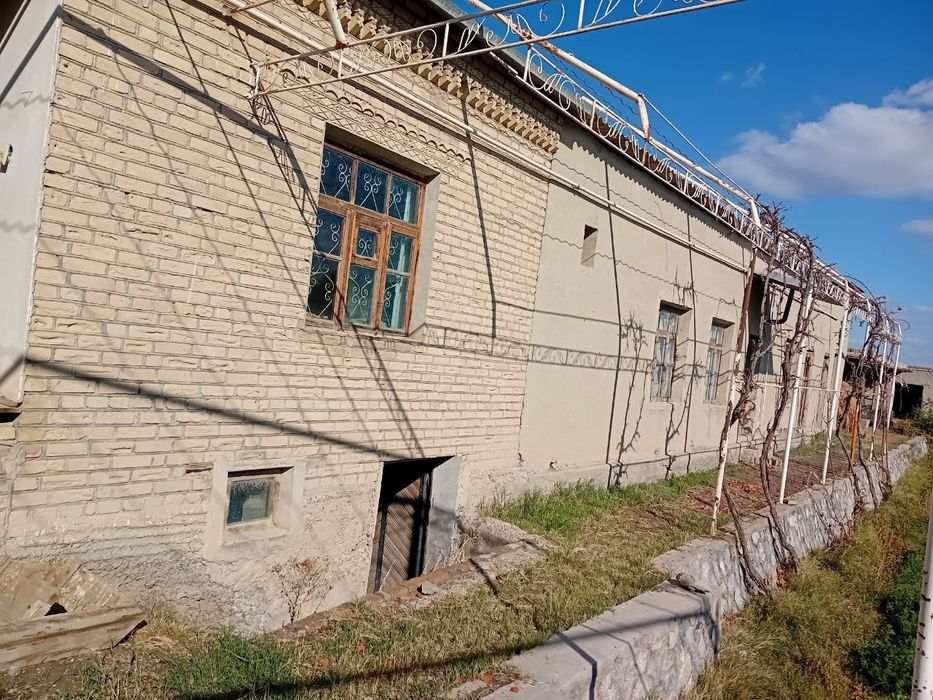 Uy sotiladi uchastka