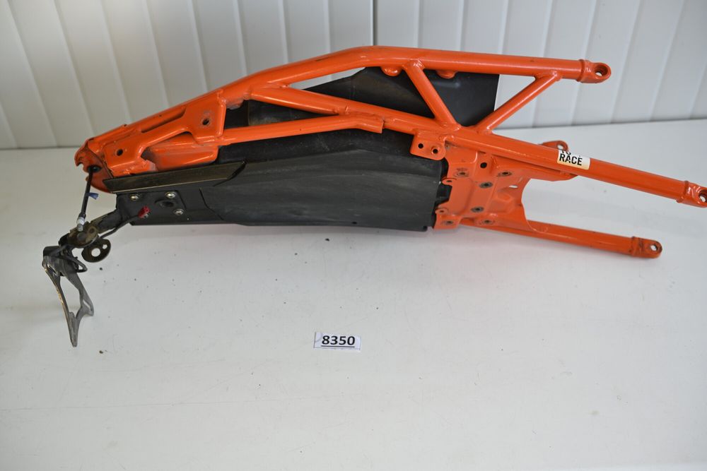 KTM DUKE 125 Cadru codita spate cu plastic baterie
