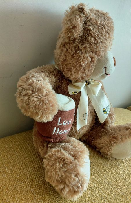 Плюшено мече с делва мед в кафяво, височина 28 см
Височина 28 см