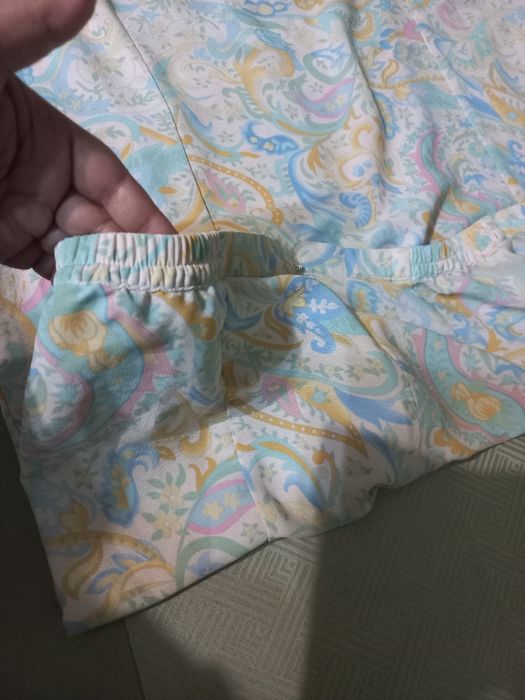 Costum de vara, compus din fustă în clini, pe elastic și bată și bluza cu volănaș la gât.
