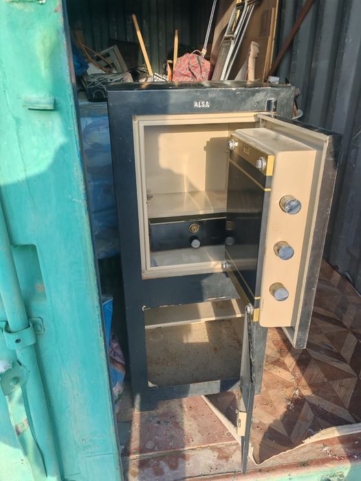 Сейф железный на продажу