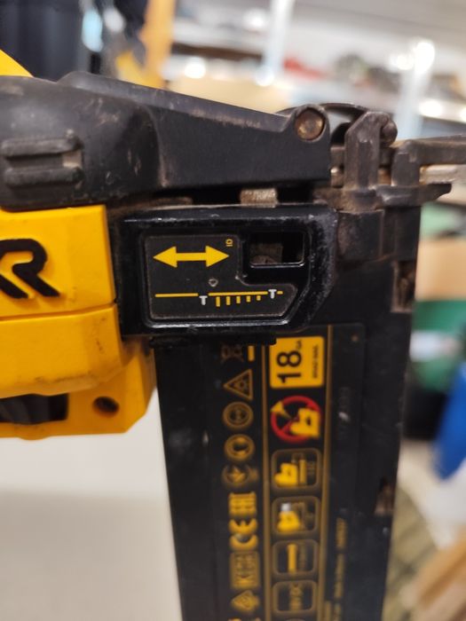 Акумулаторен пистолет за пирони игли Девалт DeWALT 18V комплект
