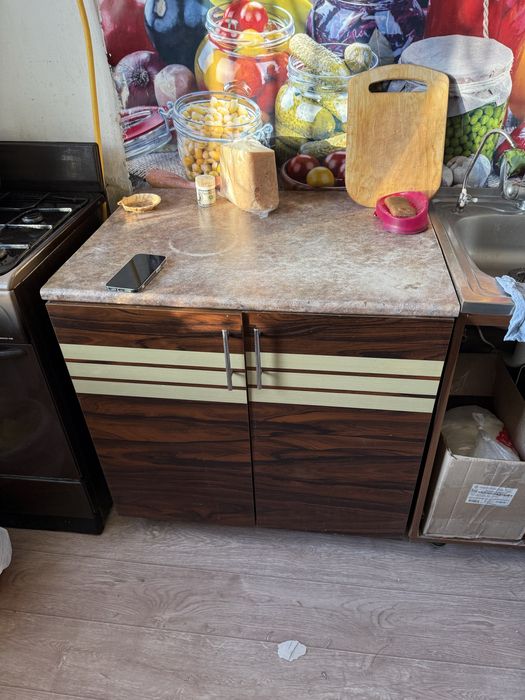 Продается кухонный гарнитур, дверь, зеркало, комод