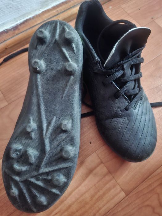 Vand crampoane de băieți