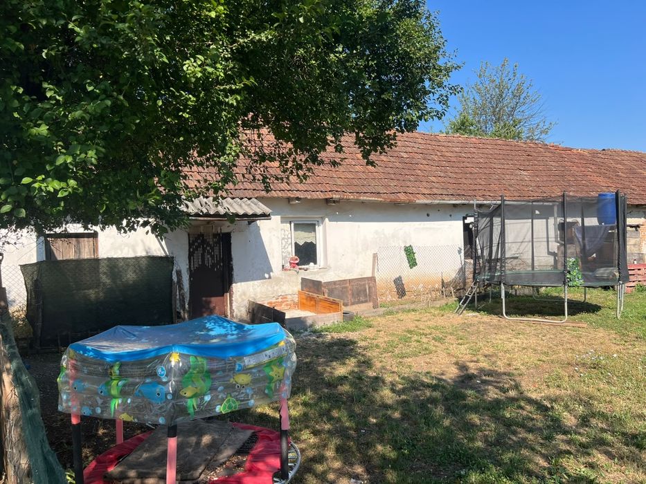 Vând casă plus teren