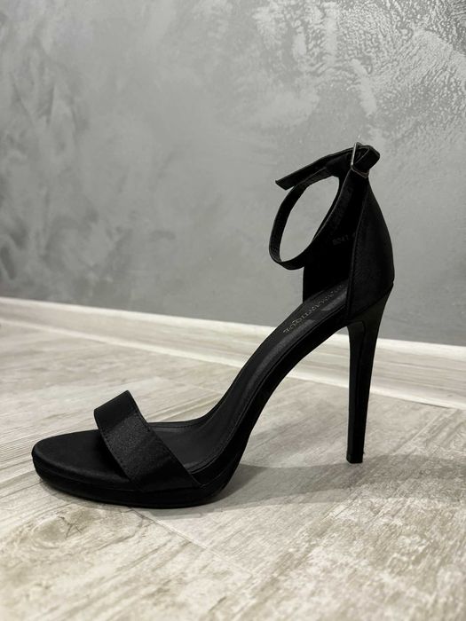 Черни, високи токчета