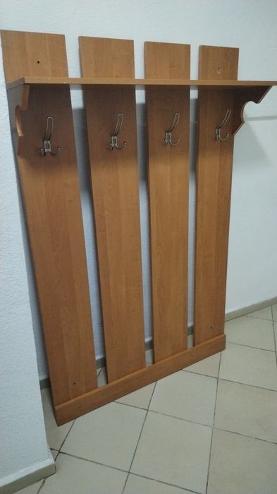 Продаётся вешелка для верхней одежды, плюс подорак пылесос,