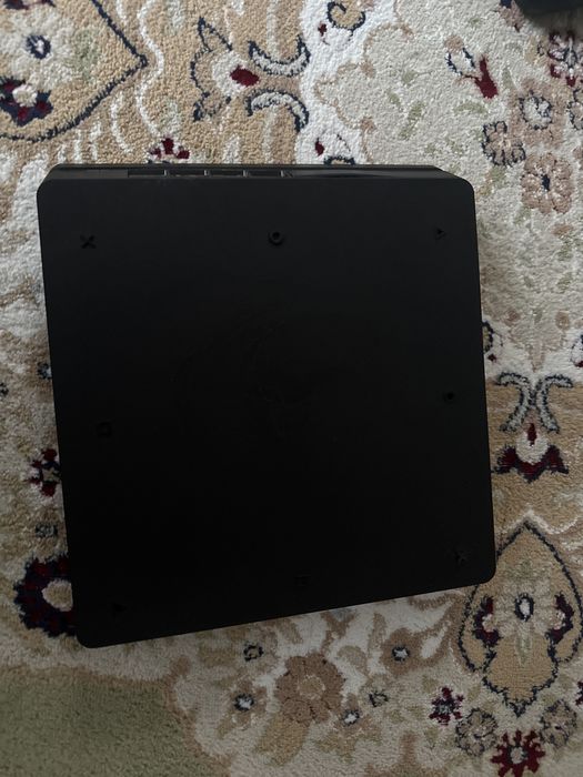 Продам Sony PlayStation 4 Slim + 2 джойстика