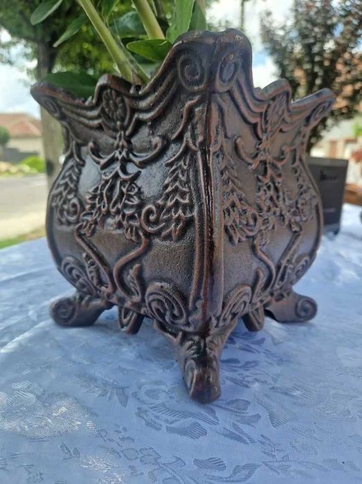 Jardiniera din fonta