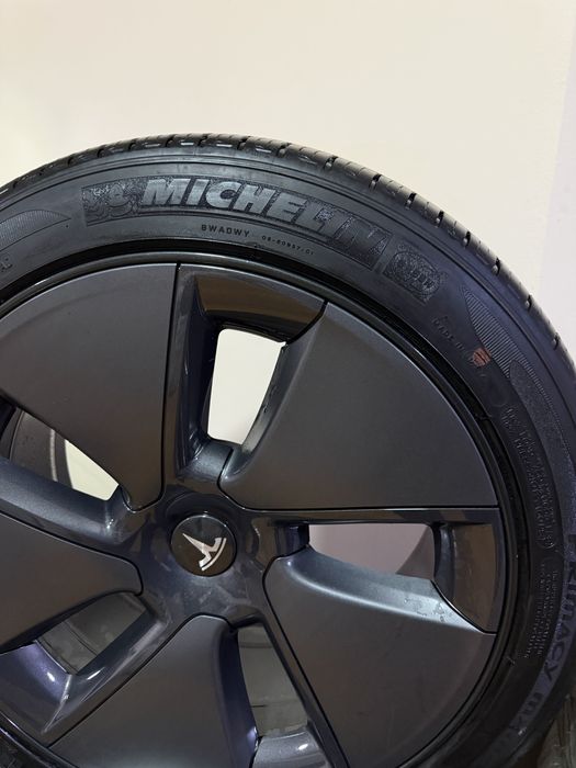 Michelin diska balon komplekt sotiladi 235/45/R18 ideal