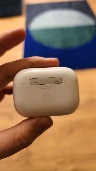 Продам кейс от airpods pro 2, коробка, идеальное сост