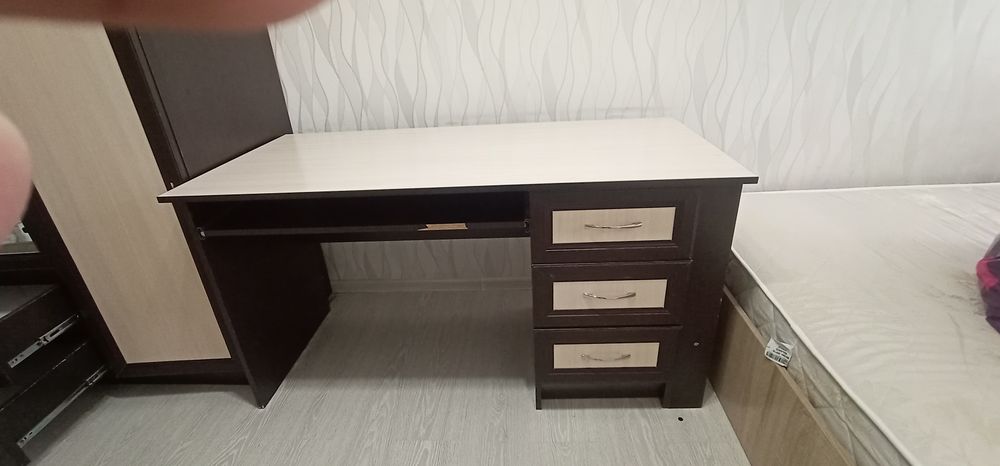 Продаётся стол писменый