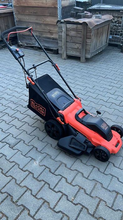 Masina electrica de tuns iarba Black Decker