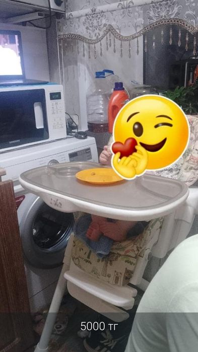 Продам детскую коляску,стульчик,комбинезон!