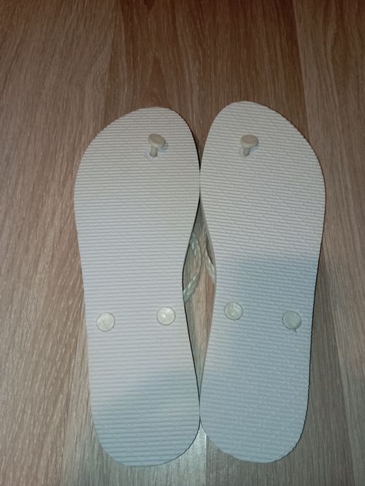 Papuci albi noi femei