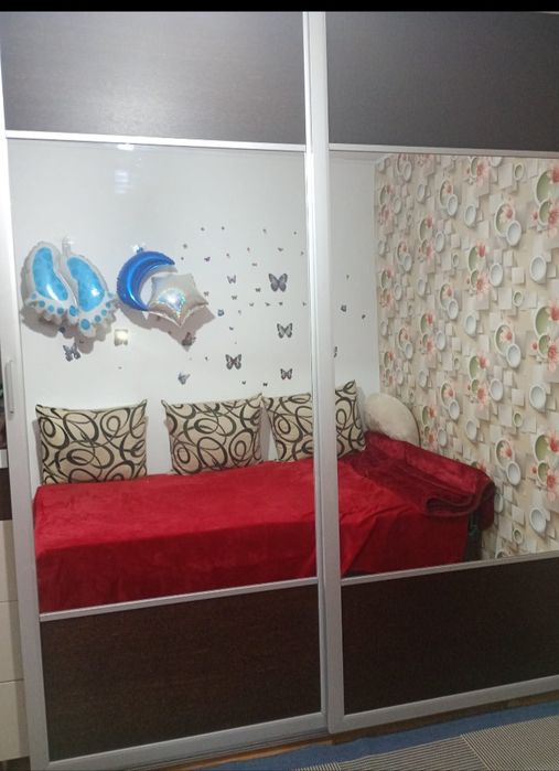 Dressing șifonier cu uși culisante și oglinda Mobexpert.