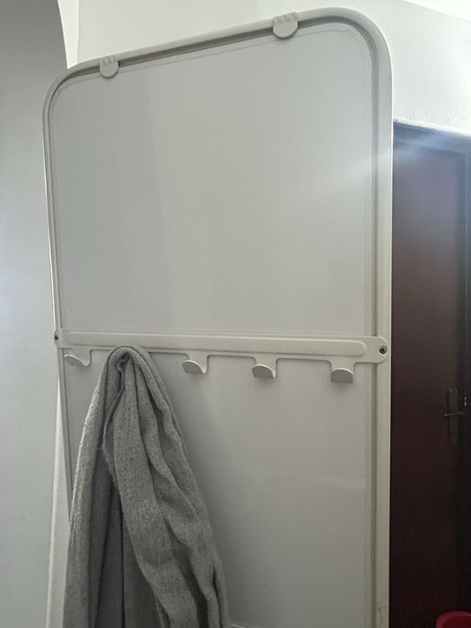 Oglindă mare cu suport pentru haine – modernă și practică