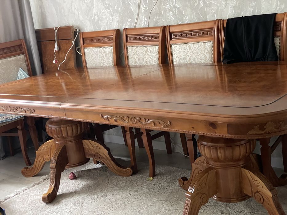 стол со стульями в зал