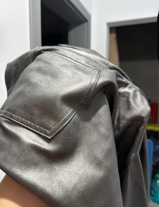 Pantaloni argintii stil piele Stradivarius