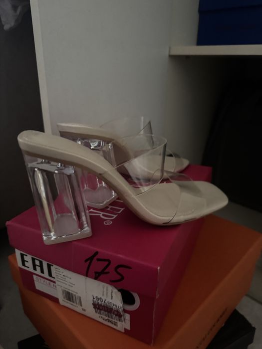 Босоножки на каблуке