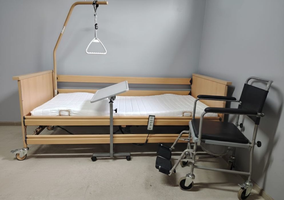 Pat medical electric cu telecomanda pentru persoane cu dizabilități.